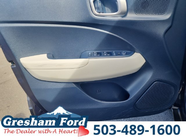 Used 2021 Hyundai Venue FWD image 17