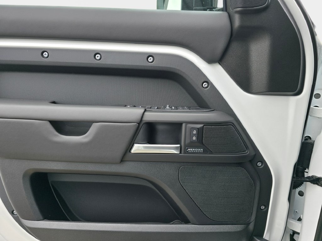 New 2026 Land Rover Defender 110 X-Dynamic SE AWD/4WD image 28