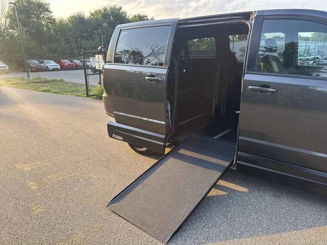 Used 2019 Dodge Grand Caravan SXT w/ Blacktop Package FWD image 28