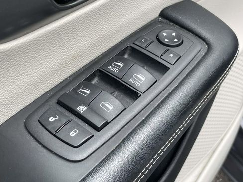 Used 2022 Chrysler Pacifica Touring-L image 16