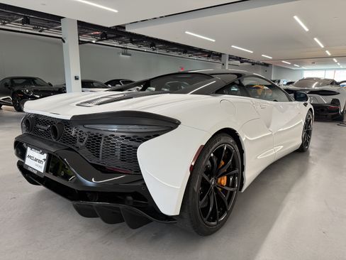 Used 2023 McLaren Artura RWD image 5