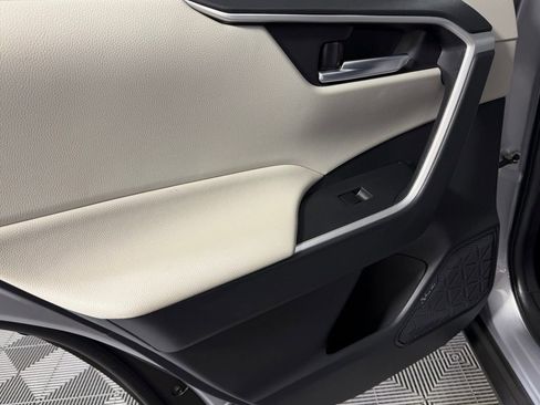 Used 2020 Toyota RAV4 XLE w/ Convenience Package image 25