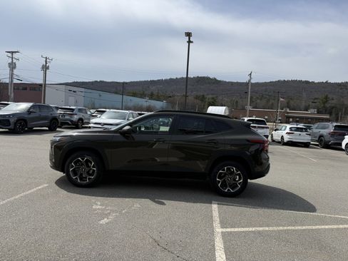 Used 2024 Chevrolet Trax LT w/ LT Convenience Package image 6