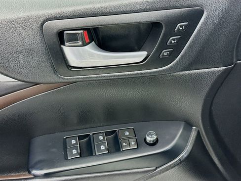 Used 2017 Toyota Highlander Limited image 18