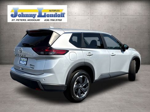 Used 2024 Nissan Rogue SV image 2