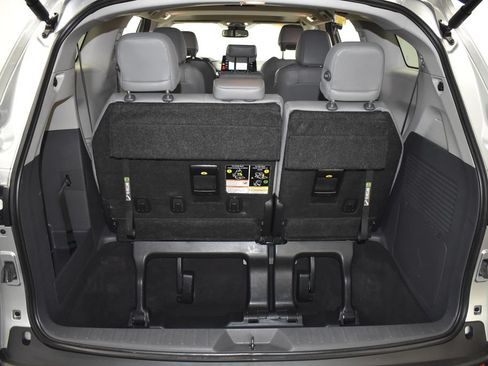 Used 2024 Toyota Sienna XLE FWD image 36