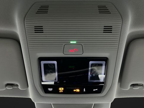 Used 2025 Volkswagen Tiguan SE AWD/4WD image 32