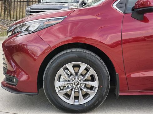 Used 2025 Toyota Sienna XLE w/ XLE Plus Package image 5