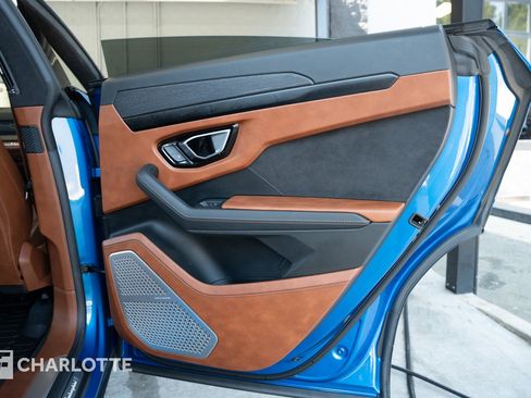 Used 2021 Lamborghini Urus image 37