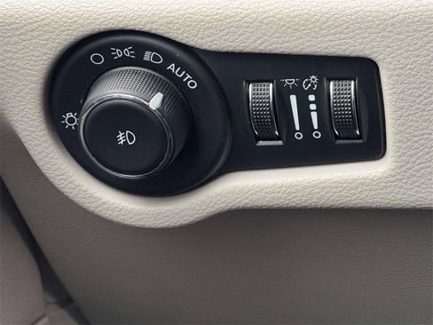 Used 2024 Chrysler Pacifica Touring-L image 17