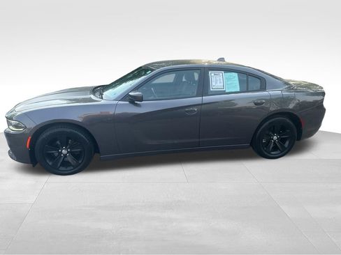 Used 2017 Dodge Charger SXT RWD image 5