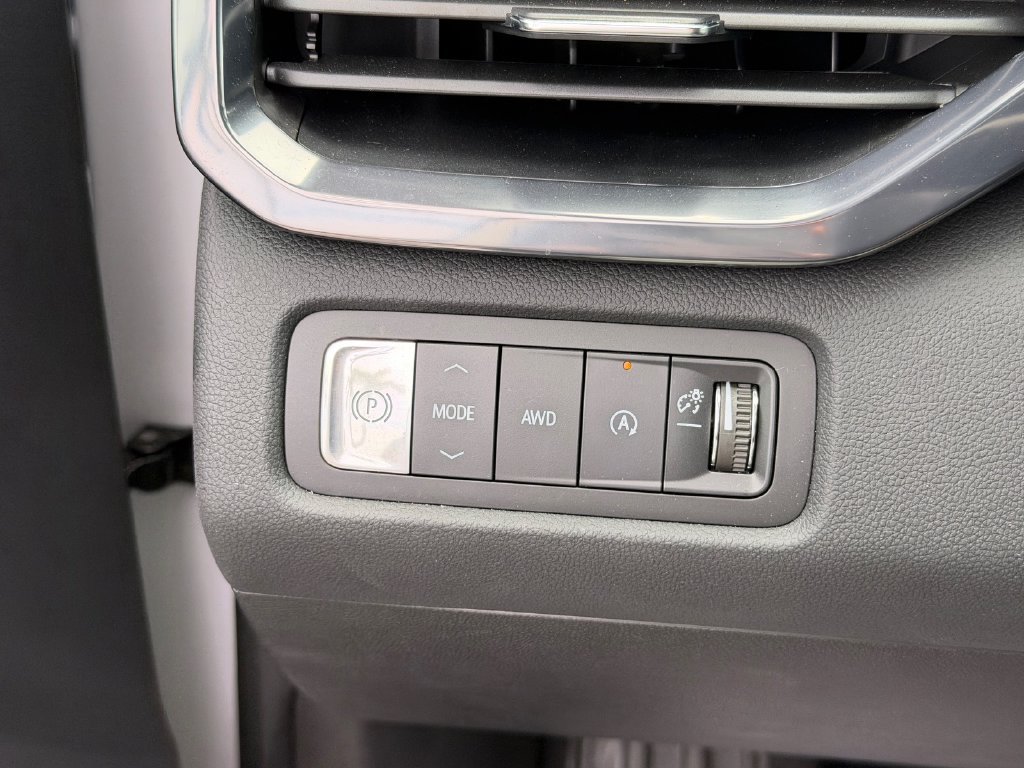 Used 2026 GMC Acadia AT4 AWD/4WD image 32