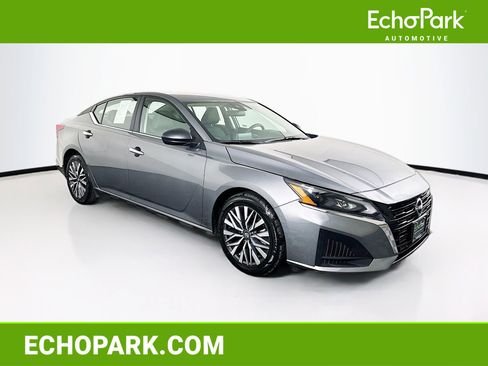 Used 2025 Nissan Altima 2.5 SV image 1