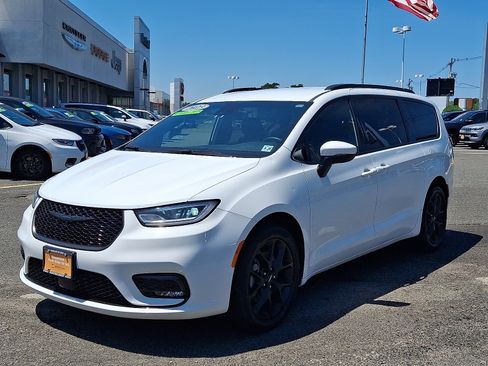 Certified 2023 Chrysler Pacifica Touring-L w/ Uconnect Theater Family Group AWD/4WD image 3