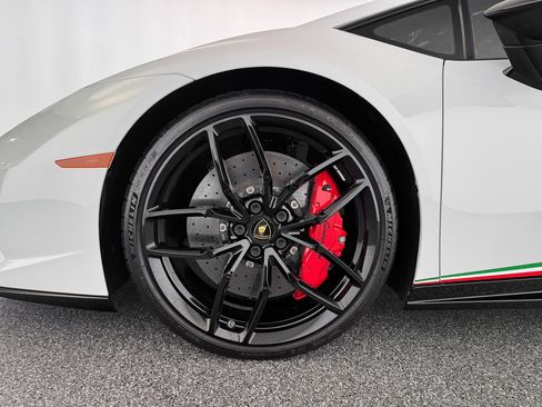 Used 2018 Lamborghini Huracan Performante AWD/4WD image 30