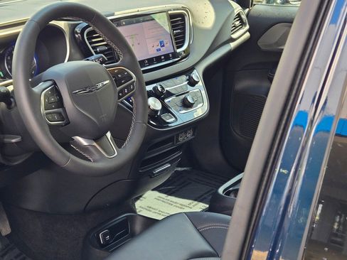 Used 2025 Chrysler Pacifica Select image 24