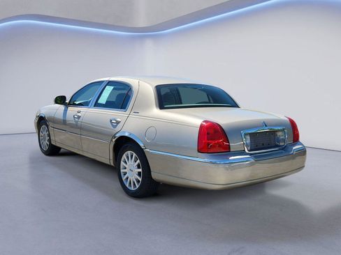 Used 2007 Lincoln Town Car Signature RWD image 5