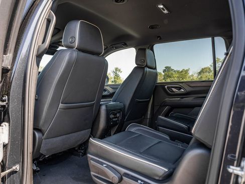 Used 2023 Chevrolet Suburban Premier image 16