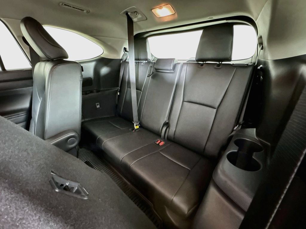 Used 2025 Toyota Highlander XLE AWD/4WD image 29