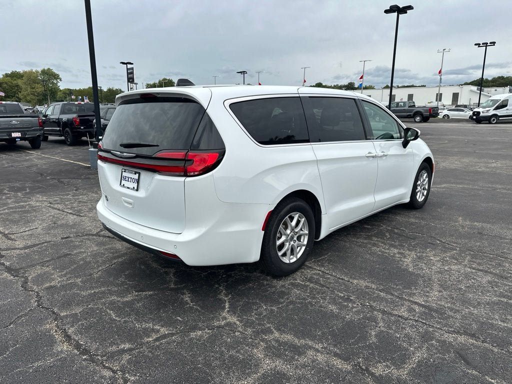Used 2023 Chrysler Pacifica Touring-L FWD image 5