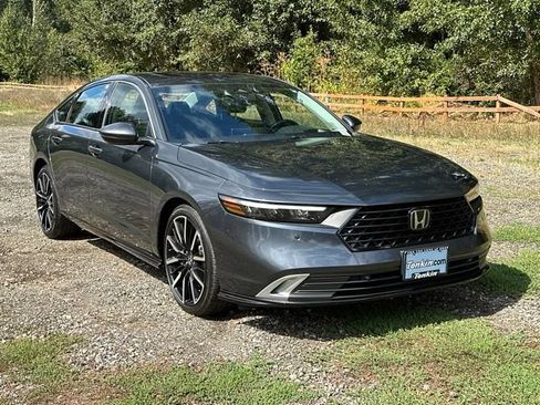 Used 2023 Honda Accord Touring image 2