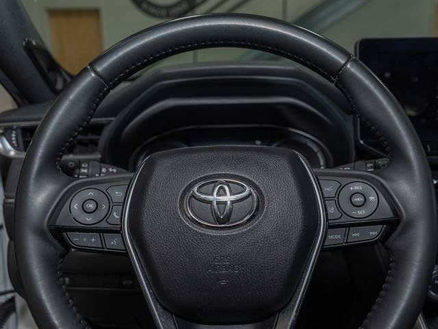 Used 2024 Toyota Venza XLE AWD/4WD image 13