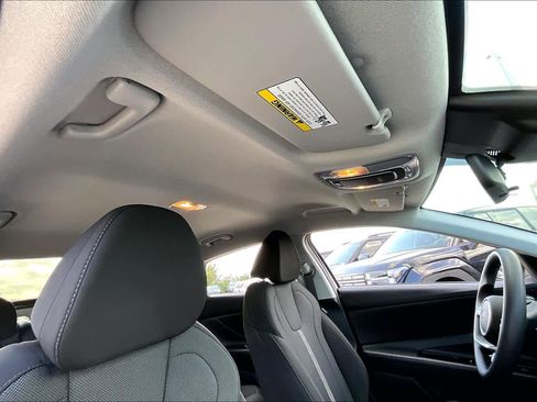 Certified 2025 Hyundai Elantra SE image 12