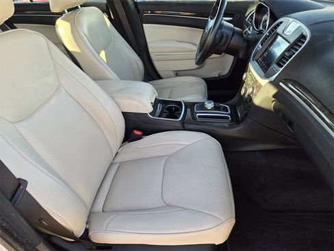 Used 2018 Chrysler 300 Limited image 13
