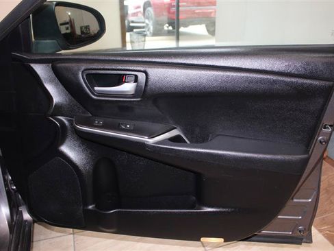 Used 2016 Toyota Camry SE FWD image 29