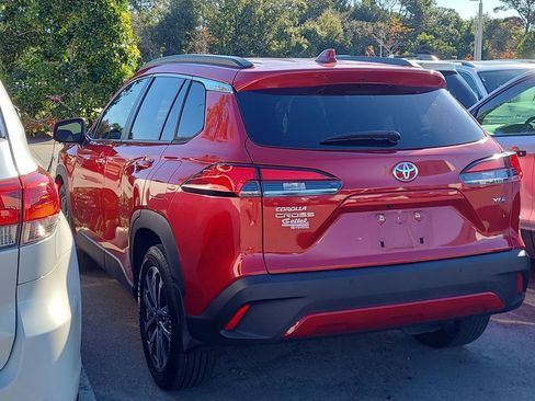 Used 2022 Toyota Corolla Cross XLE image 2