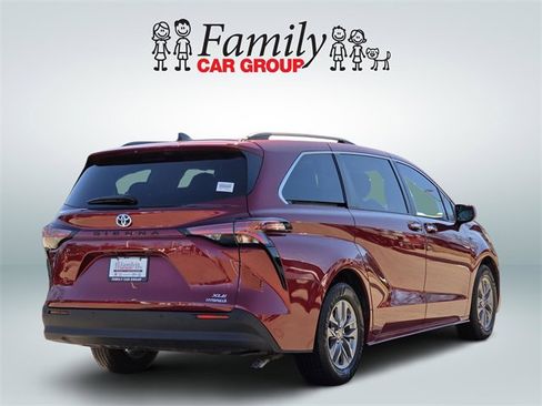 Used 2022 Toyota Sienna XLE image 4