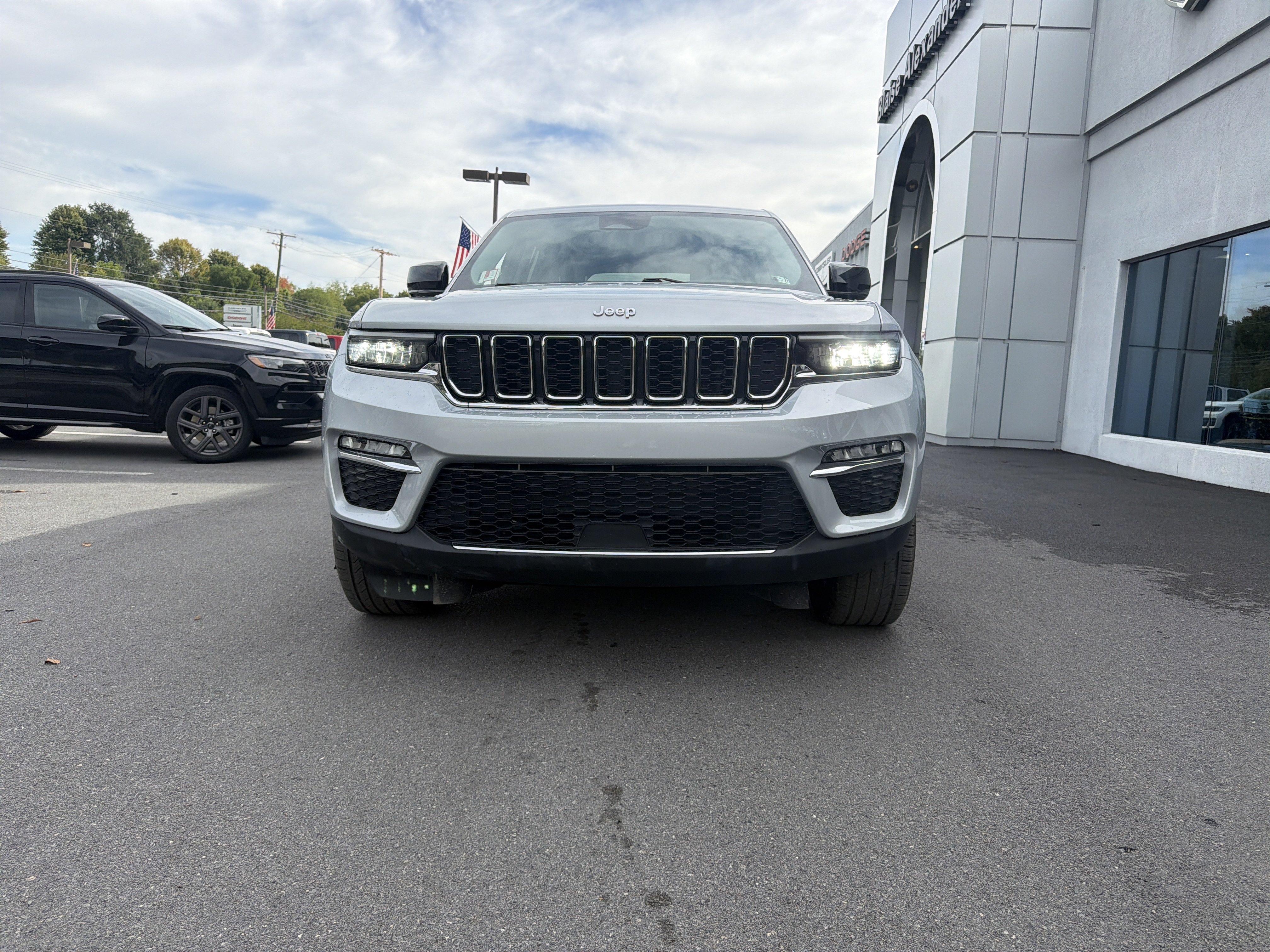 Used 2022 Jeep Grand Cherokee Limited AWD/4WD image 9