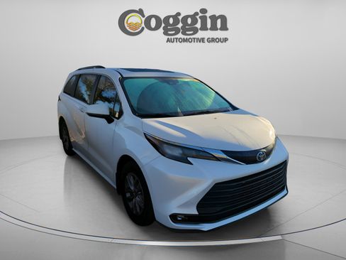 Used 2025 Toyota Sienna XLE image 6