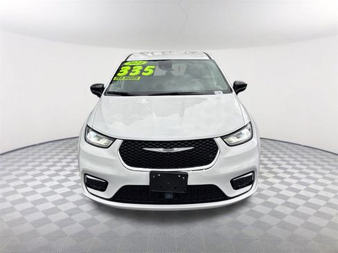 Used 2024 Chrysler Pacifica Touring-L image 2