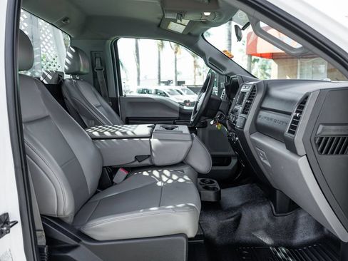 Used 2017 Ford F550 2WD Regular Cab Super Duty image 32