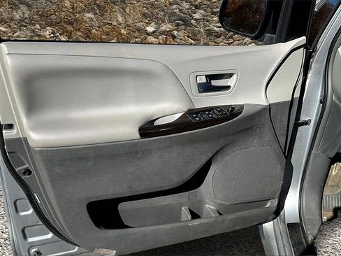 Used 2018 Toyota Sienna XLE image 21