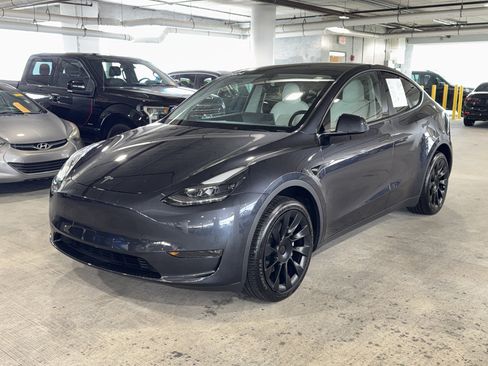 Used 2024 Tesla Model Y Long Range AWD/4WD image 4