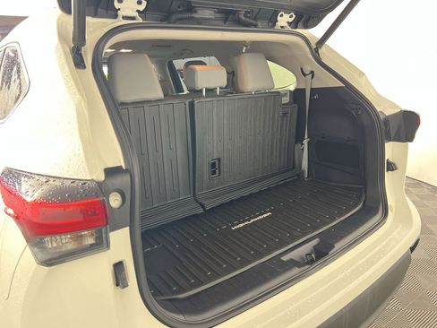 Used 2021 Toyota Highlander XLE image 26