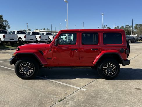 Used 2025 Jeep Wrangler Sahara image 8