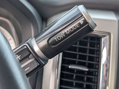 Used 2019 Nissan Titan SV AWD/4WD image 25