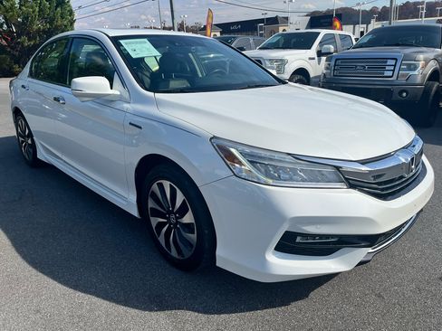 Used 2017 Honda Accord Touring image 3