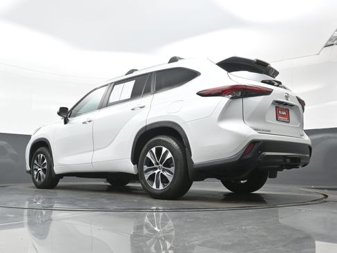 Used 2024 Toyota Highlander XLE AWD/4WD image 31