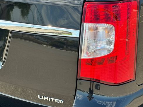 Used 2012 Chrysler Town & Country Limited w/ Luxury Group FWD image 29
