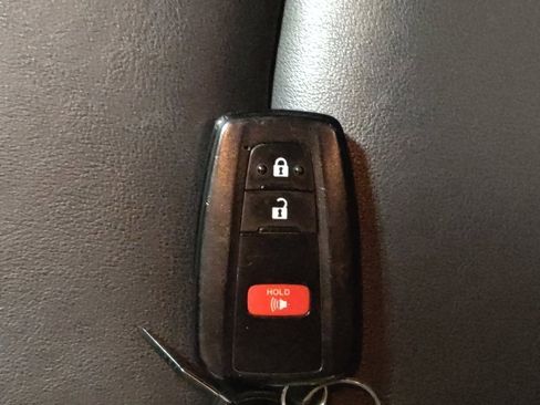 Used 2021 Toyota Prius XLE image 32