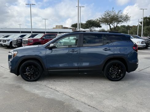 Used 2024 GMC Terrain SLE w/ Driver Convenience Package image 8