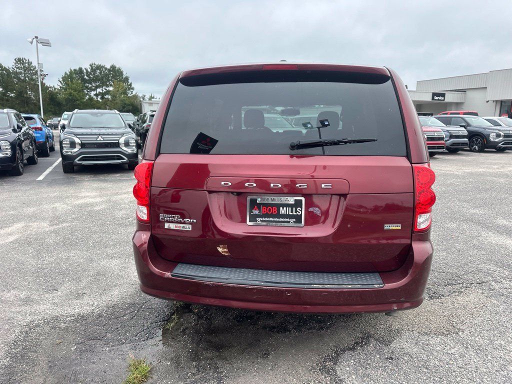 Used 2018 Dodge Grand Caravan SE FWD image 4