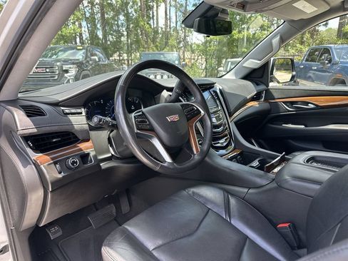 Used 2020 Cadillac Escalade Luxury RWD image 10