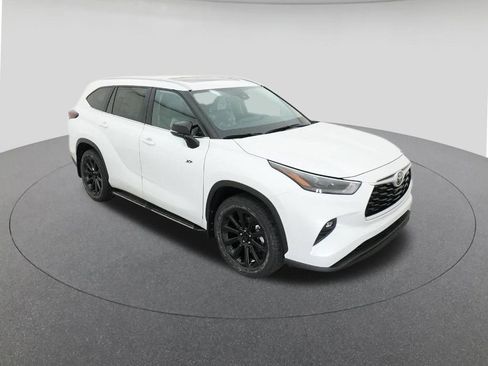 New 2026 Toyota Highlander XLE image 13