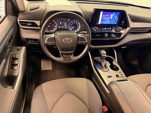 Used 2023 Toyota Highlander LE FWD image 14