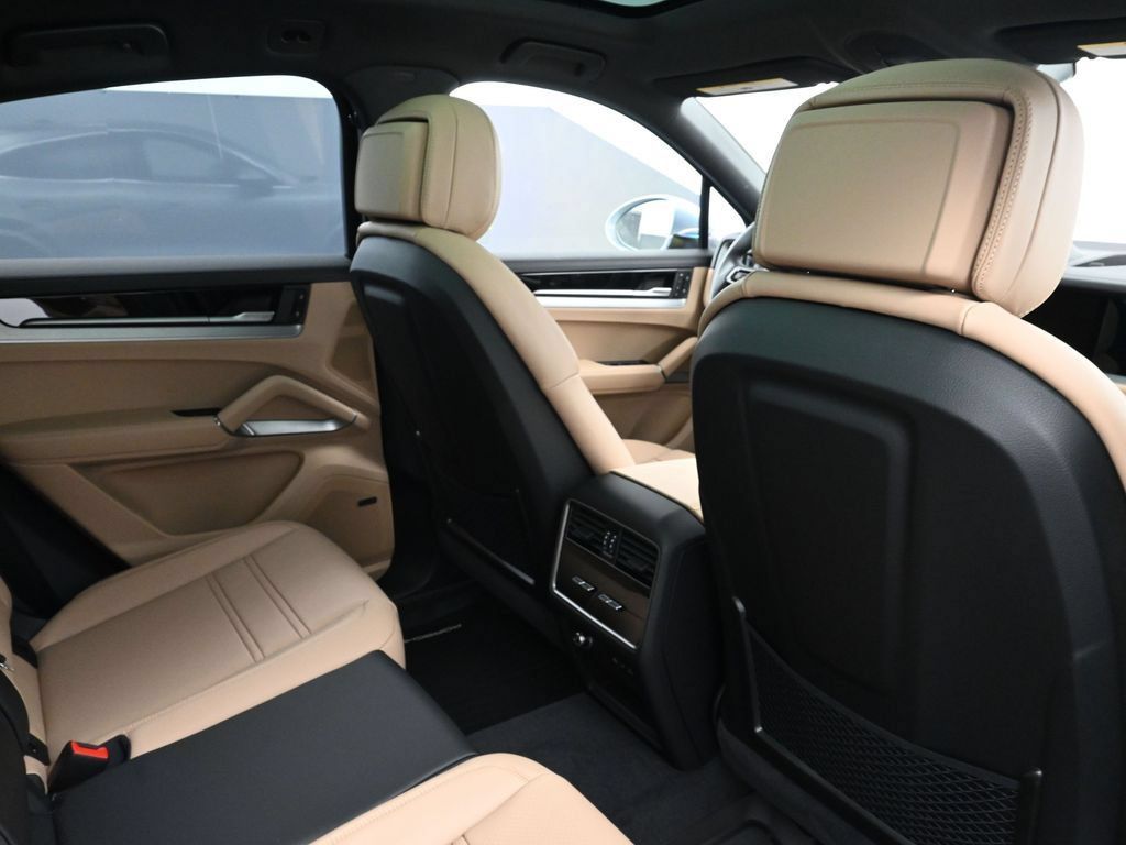 Certified 2026 Porsche Cayenne E-Hybrid Coupe AWD/4WD image 7